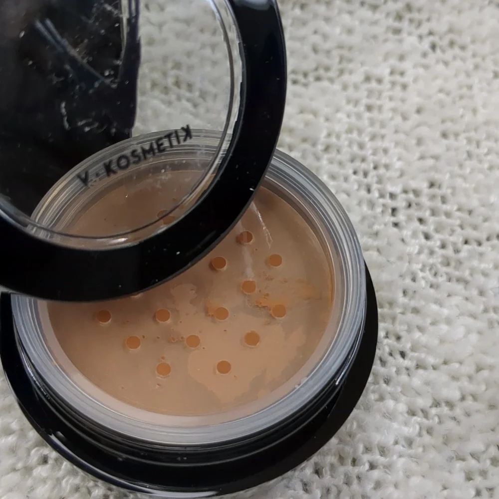 V KOSMETIK Loose Powder in N08 COOL NEUTRAL, 8g/0.28oz